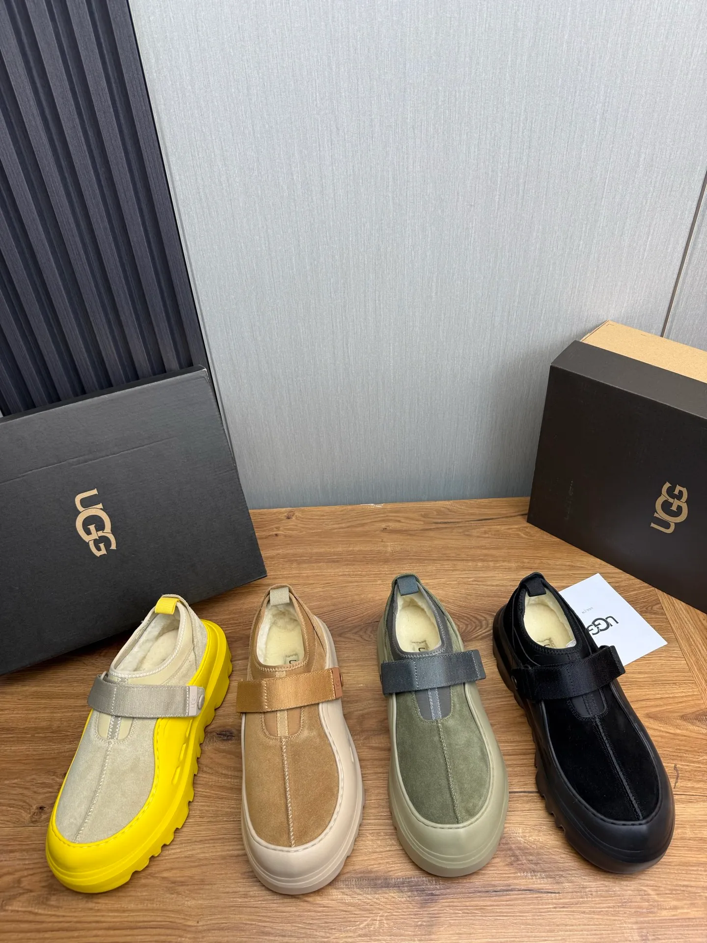Men's shoes💰580💰Couples💖 New UGG fur integrated men's simple and fashionable snow boots. The most worth buying at the end of this year are warm casual shoes. Whether you are out and about at home, their comfortable and warm performance will be your most suitable fashion companion! The material is cowhide upper and imported wool is used inside. Warm and comfortable! The eva+ rubber patch outsole is cushioned, non-slip and wear-resistant, and has good elasticity. It is light and wear-resistant, comfortable and soft, and the new simple cut is more fashionable. It has both practicality and fashion sense, so you no longer have to worry about how to match it in winter, while still maintaining your fashionable taste. High-quality genuine wool. Look at the details for the material! Size: 35-40-41-42-43-44-44 sneaker size